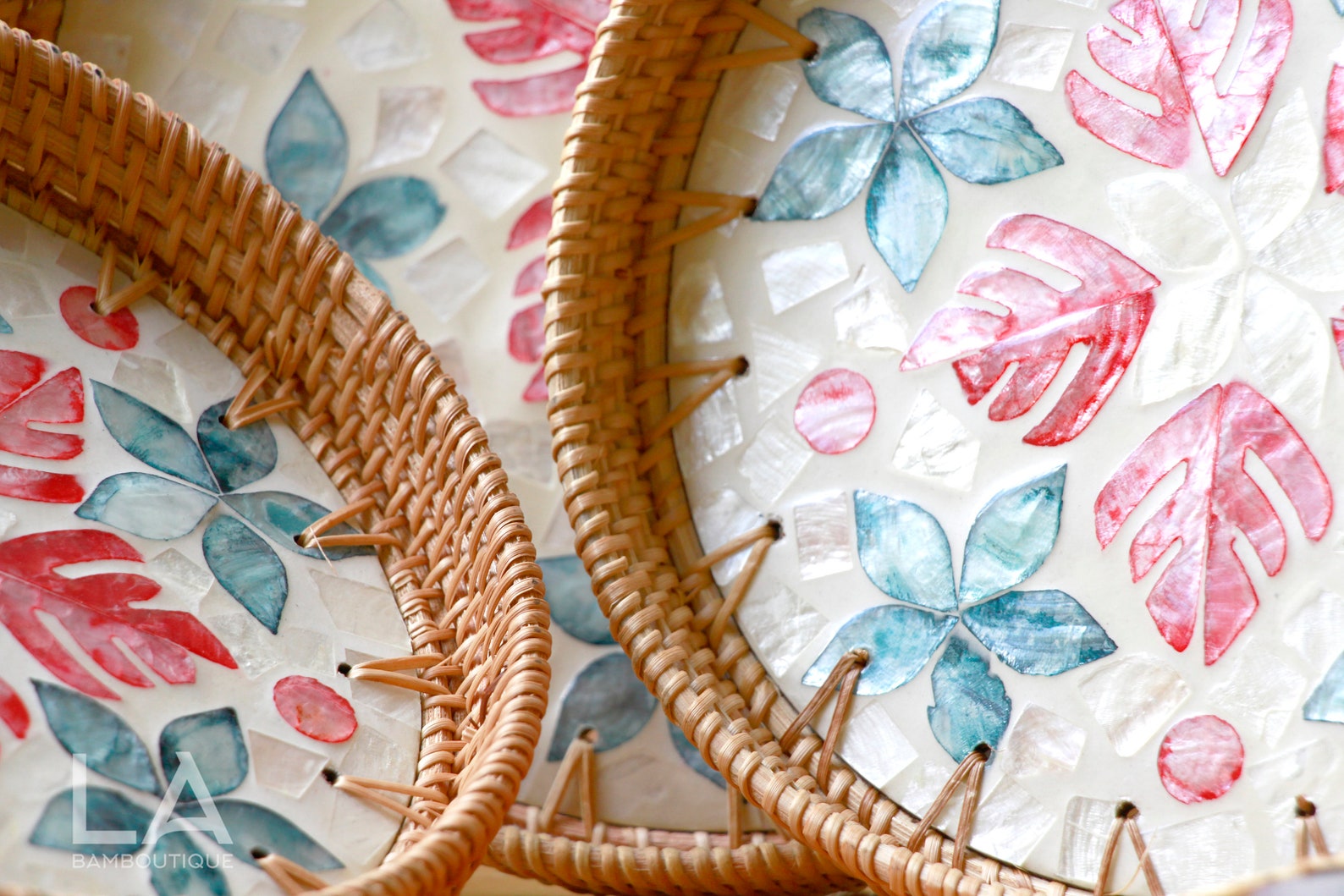 Plateau Rond en Rotin Tressé Main et Coquillages Naturels - Décoration Bohème Chic