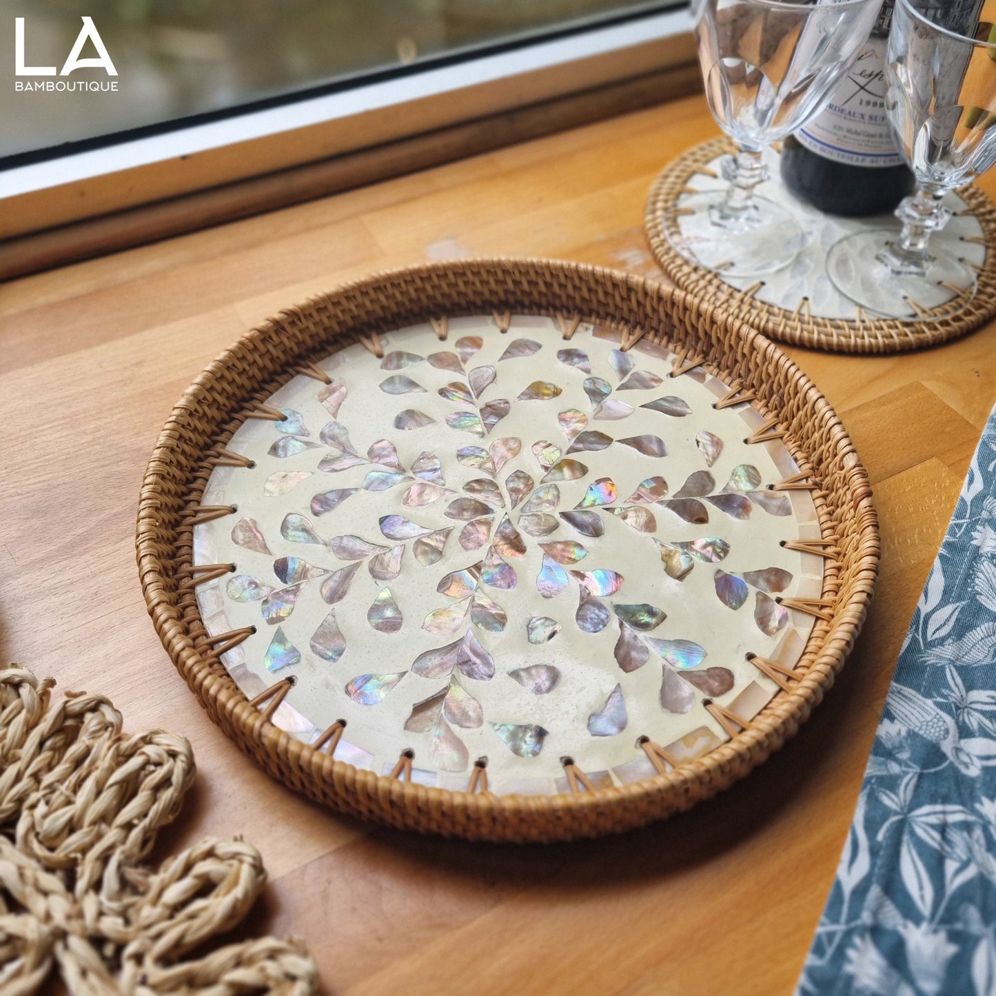Élégant Plateau Rond en Rotin Tressé à la Main avec Coquillages Naturels Décoratifs