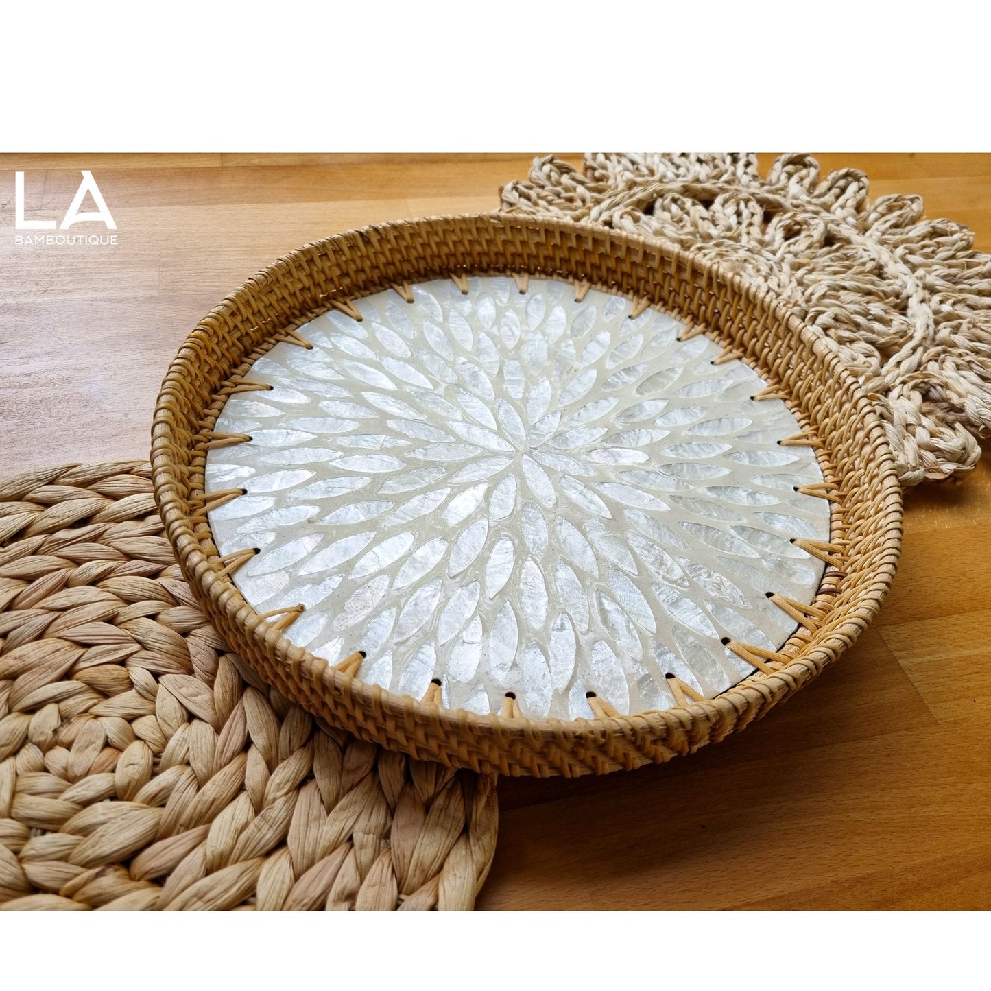 Élégant Plateau Rond en Rotin Tressé à la Main avec Coquillages Naturels Décoratifs