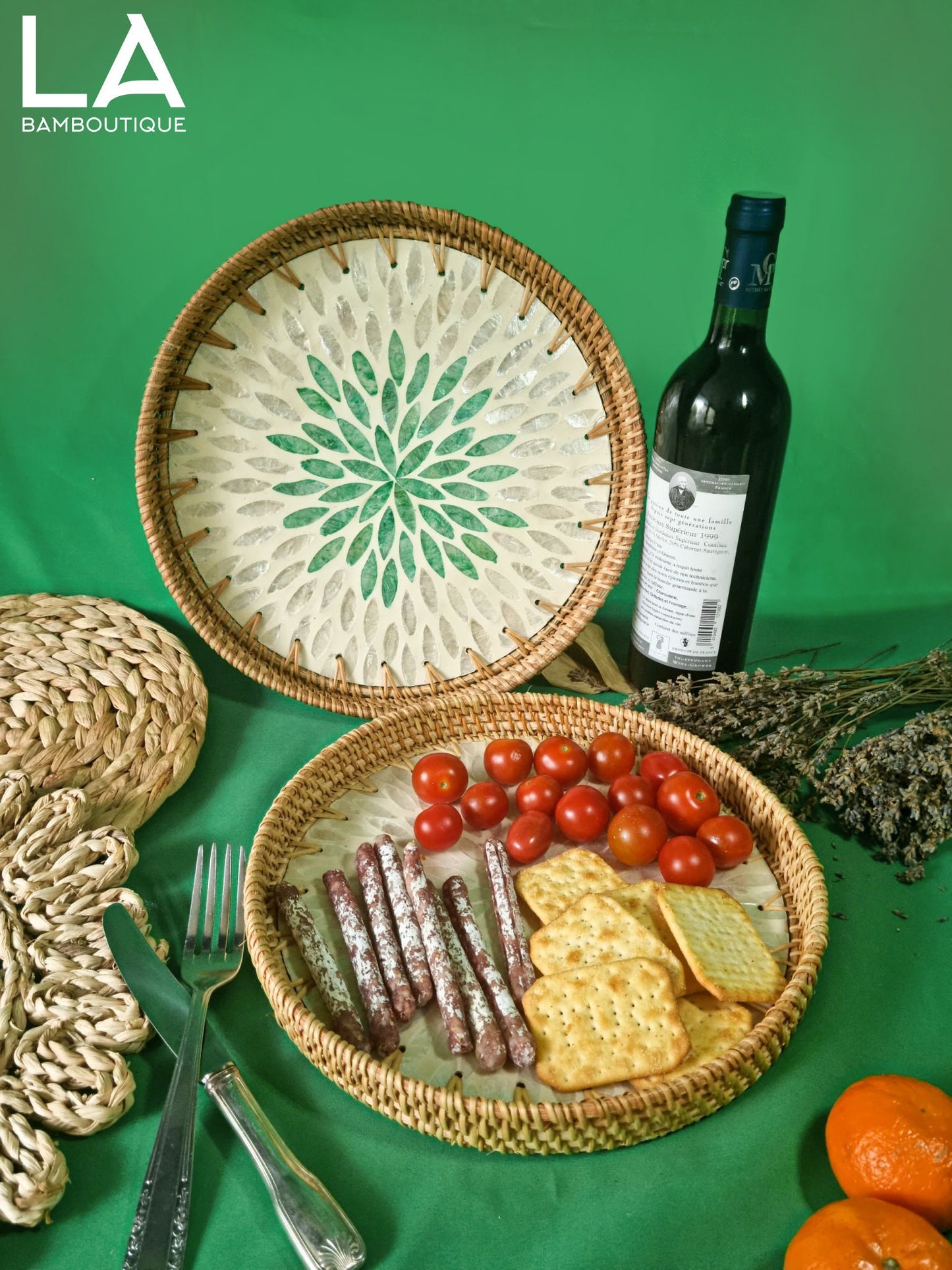 Élégant Plateau Rond en Rotin Tressé à la Main avec Coquillages Naturels Décoratifs