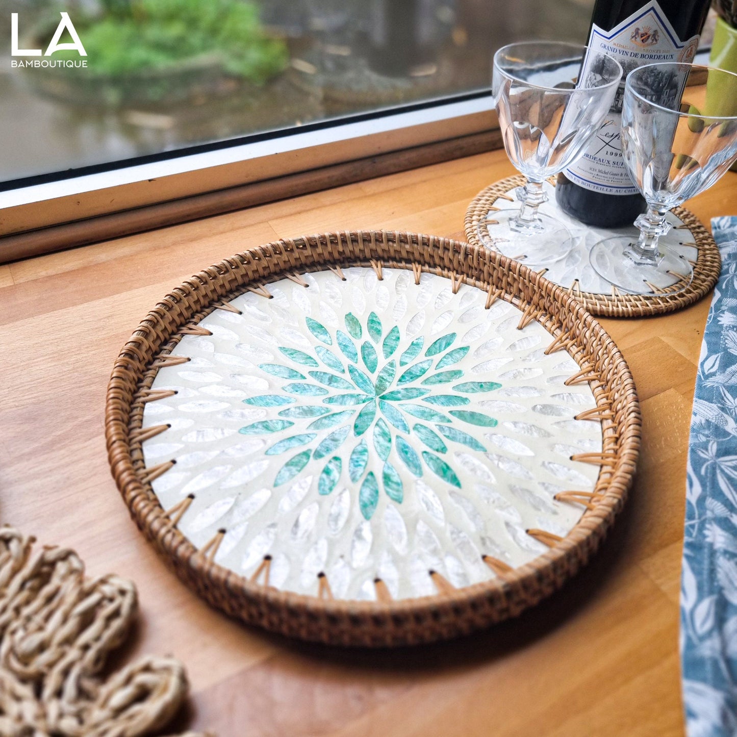 Élégant Plateau Rond en Rotin Tressé à la Main avec Coquillages Naturels Décoratifs