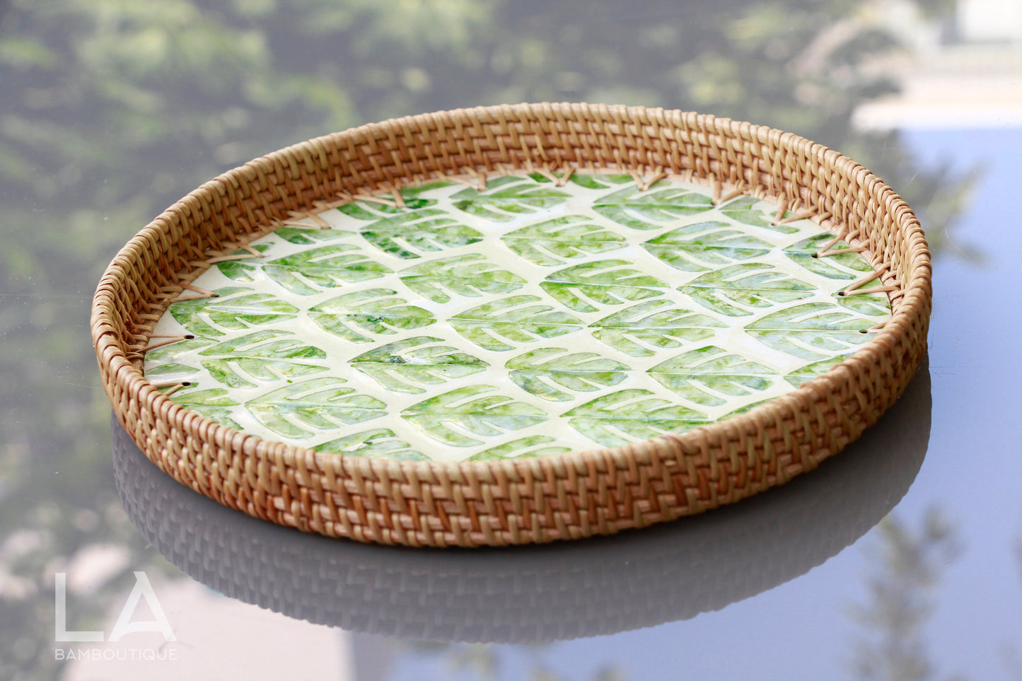Plateau de service rond en rotin et coquillages tissé main, éco-chic