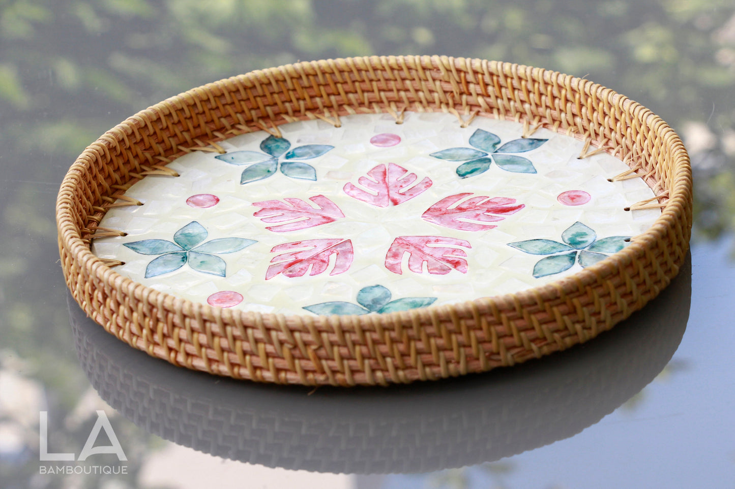 Plateau de service rond en rotin et coquillages tissé main, éco-chic