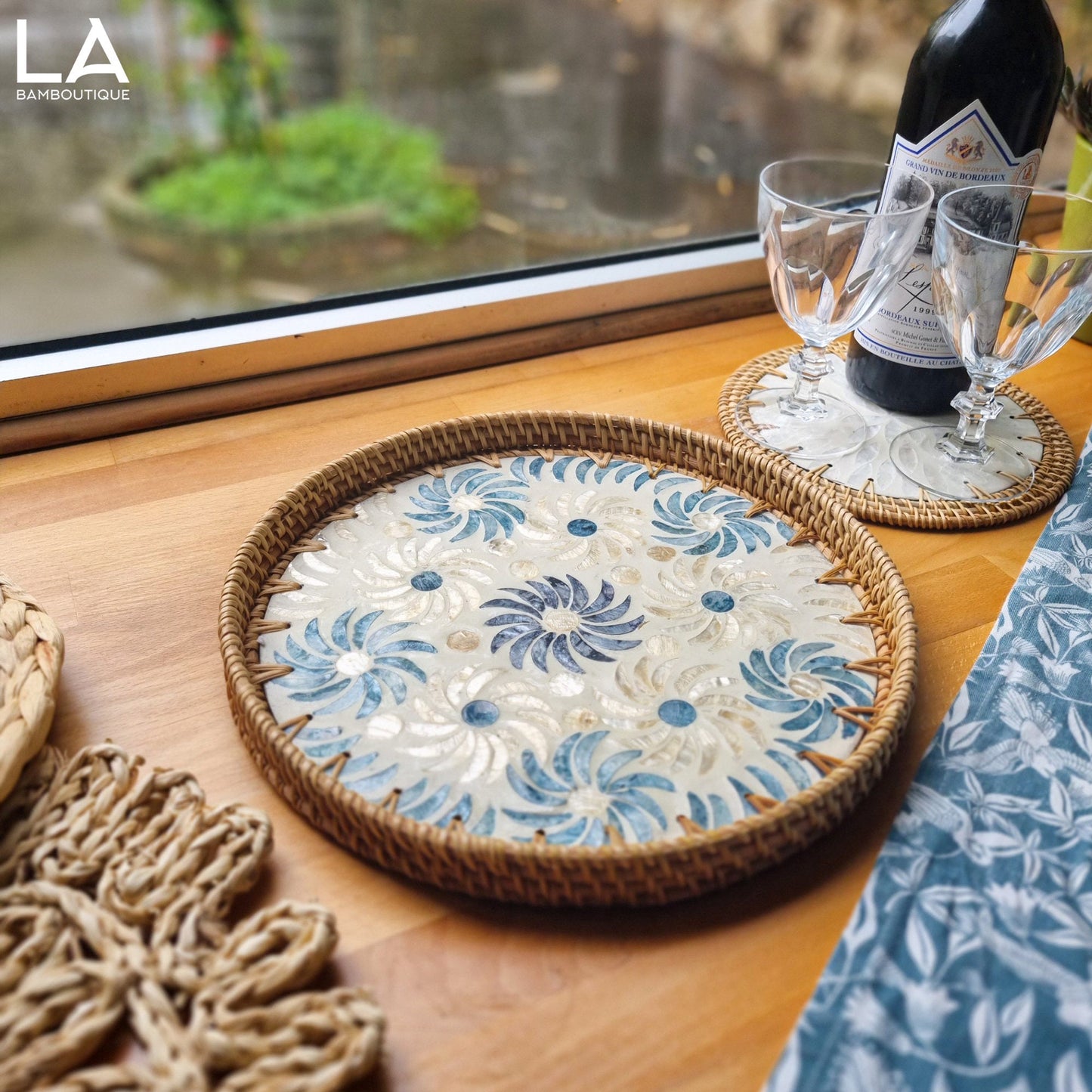 Plateau de service rond en rotin et coquillages tissé main, éco-chic