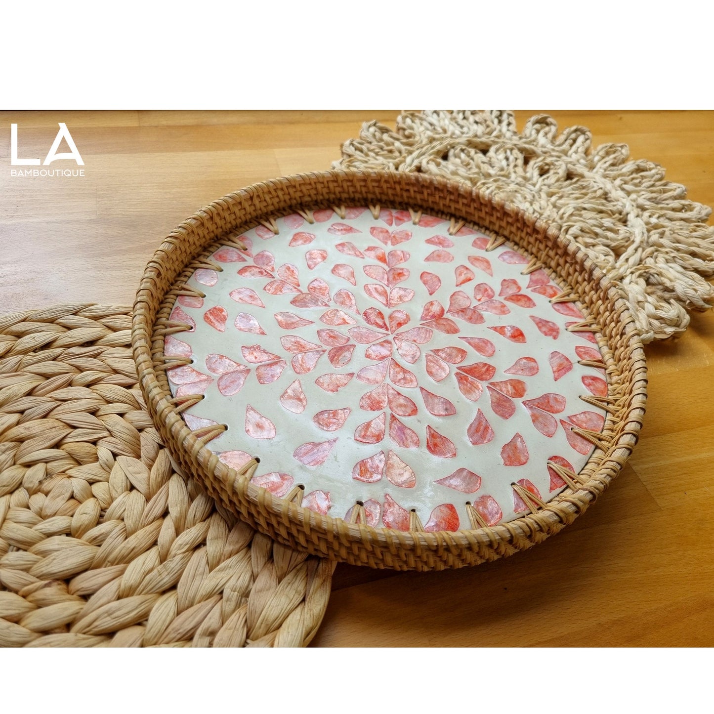 Plateau de service rond en rotin et coquillages tissé main, éco-chic