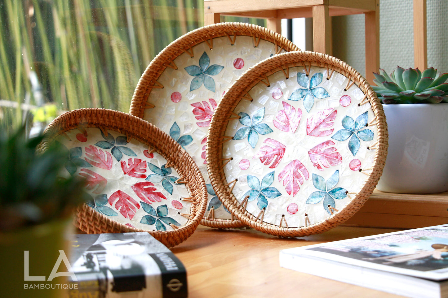 Plateau de service rond en rotin et coquillages tissé main, éco-chic
