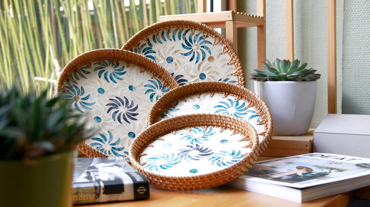 Plateau de service rond en rotin et coquillages tissé main, éco-chic