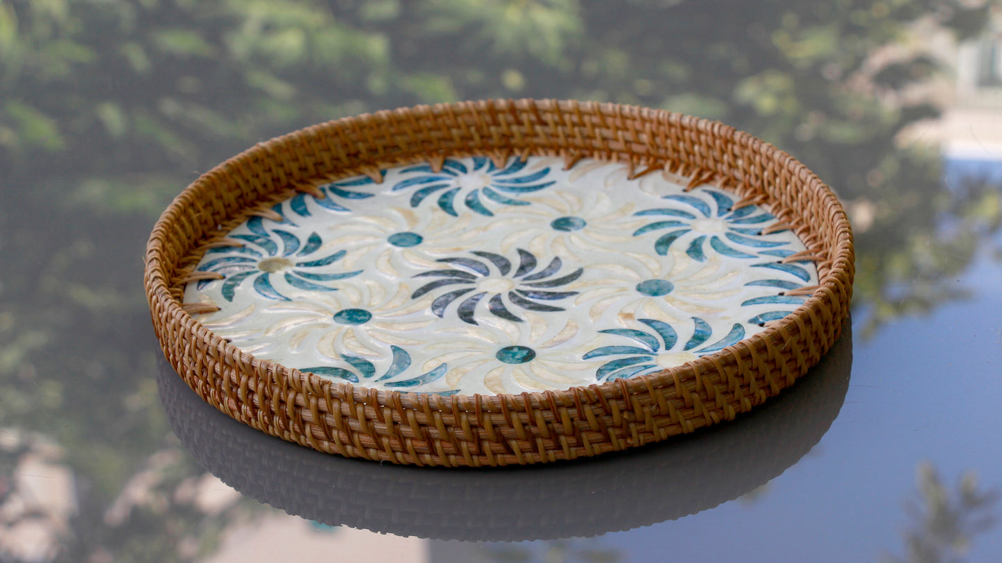 Plateau de service rond en rotin et coquillages tissé main, éco-chic