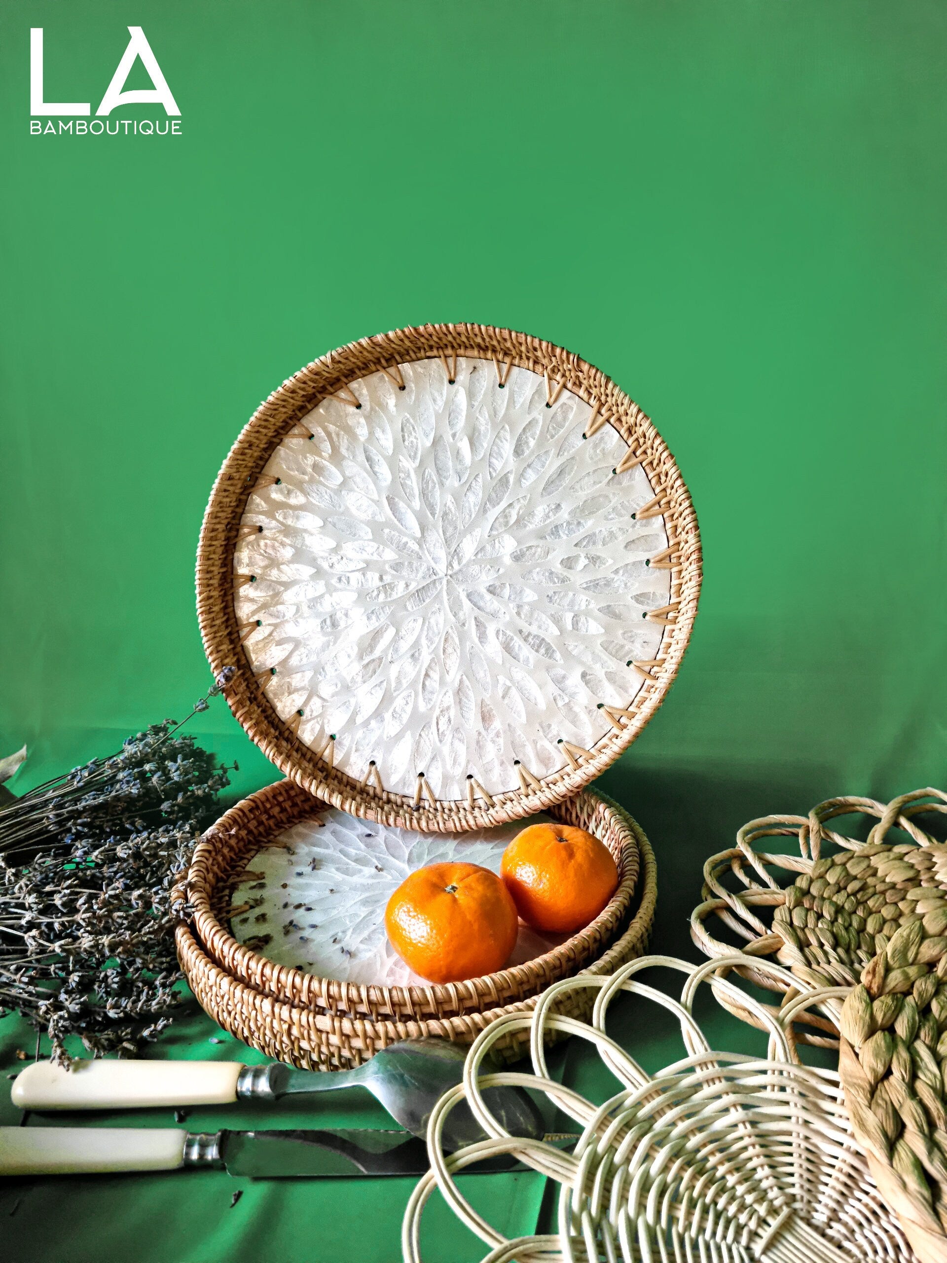 Élégant Plateau Rond en Rotin Tressé à la Main avec Coquillages Naturels Décoratifs