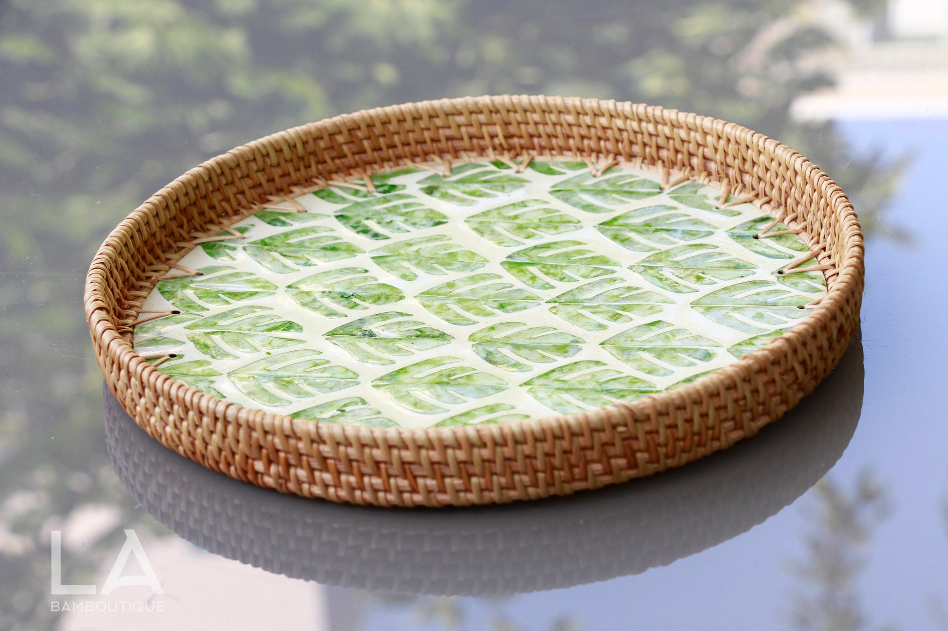 Plateau de service rond en rotin et coquillages tissé main, éco-chic