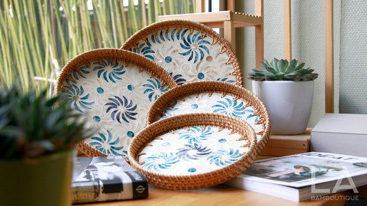 Élégant Plateau Rond en Rotin Tressé à la Main avec Coquillages Naturels Décoratifs