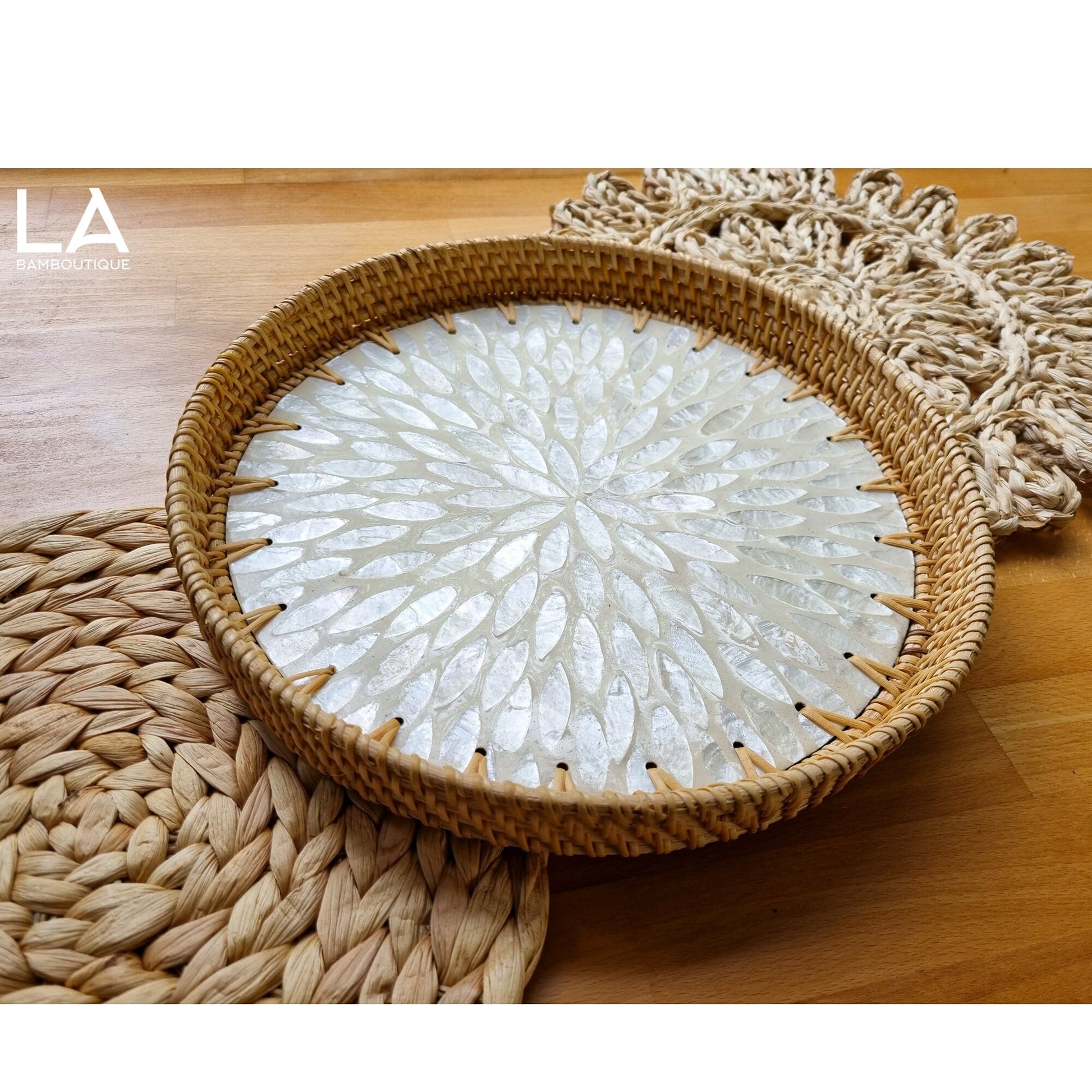 Plateau de service rond en rotin et coquillages tissé main, éco-chic